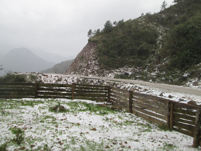 Băng tuyết dọc đường lên núi Cao Ly huyện Bình Liêu - Ảnh: Hữu Tưởng
