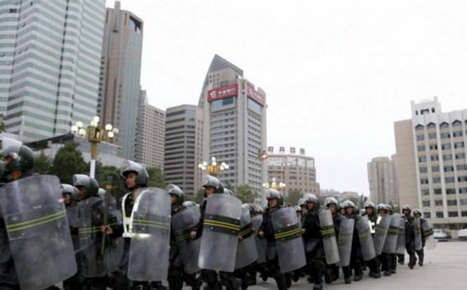 Cảnh sát cơ động Trung Quốc trong một buổi diễn tập chống tham nhũng ở thủ đô Urumqi, Tân Cương - Ảnh:Reuters