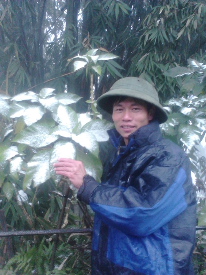 Thầy Nguyễn Đức Luyện, giáo viên Trường THCS Bán trú Huồi Tụ tại điểm tuyết rơi ngã ba Huồi Khả, xã Huồi Tụ, huyện Kỳ Sơn, Nghệ An