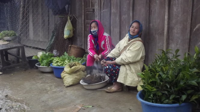 Nhiều người dân miền núi dùng lửa để sưởi ấm vì nhiệt độ xuống quá thấp
