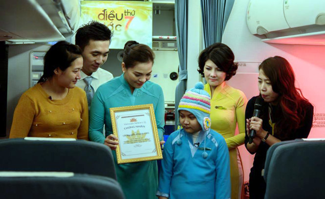 Ngày 24-1, bé Khánh Linh với sự hỗ trợ của đoàn tiếp viên hãng hàng không Vietnam Airlines (VNA) cùng các nhân viên của chương trình Điều ước thứ 7 (VTV3) đã thực hiện ước mơ bấy lâu của Khánh Linh: được lên máy bay và làm tiếp viên hàng không.