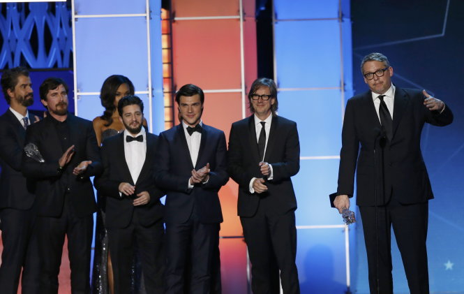 Đạo diễn Adam McKay và dàn diễn viên The big short lên nhận giải phim hài hay nhất ở lễ trao giải của các nhà phê bình hôm 17-1 - Ảnh: Reuters