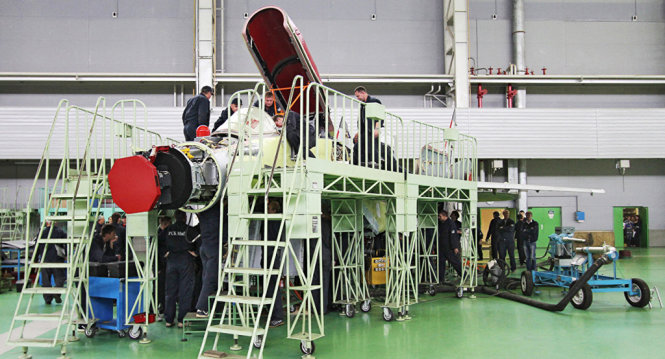Các kỹ sư Nga làm việc tại xưởng chế tạo MiG - Ảnh: Sputnik