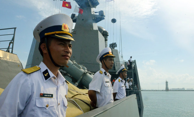 Các sĩ quan, thủy thủ tàu Đinh Tiên Hoàng chào cảng trước khi tàu cập cảng Changi, ảnh TT