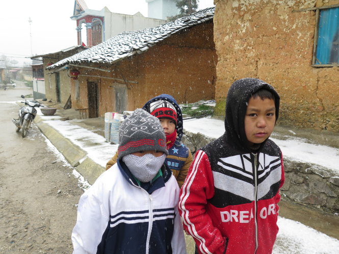 Trẻ em ở thị trấn Phố Bảng (huyện Đồng Văn, Hà Giang) bước đi vội vã trong mưa tuyết  - Ảnh Quang Thế