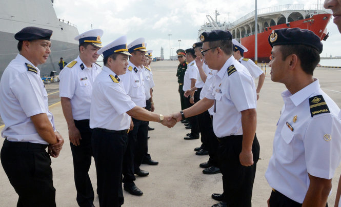 Đại diện Hải quân Sigapore đón lãnh đạo đoàn tàu Hải quân Việt Nam tại cảng Changi, ảnh Trọng Thiết