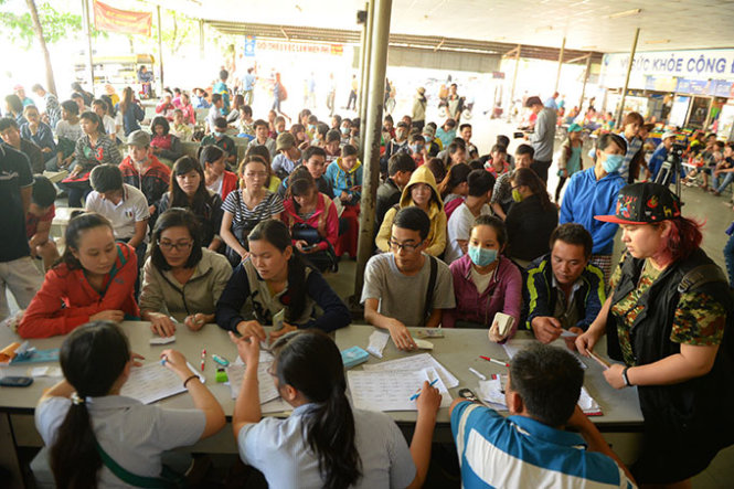 Hàng trăm người dân tập trung mua vé xe tết tuyến TP.HCM - Đắk Lắk tại bến xe Miền Đông sáng 10-1 
- Ảnh: Hữu Khoa