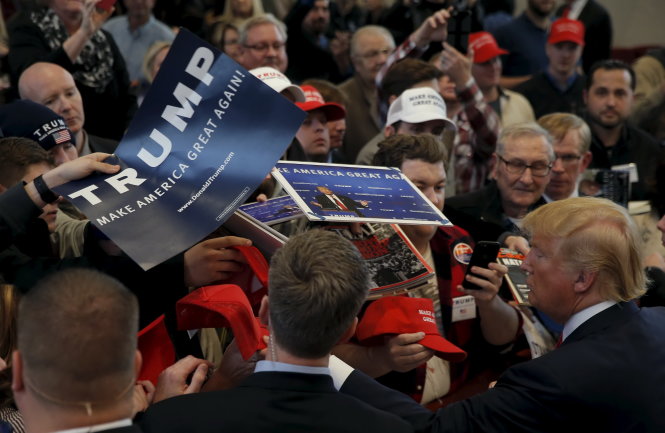 Người ủng hộ chào đón ông Trump ở Iowa - Ảnh: Reuters
