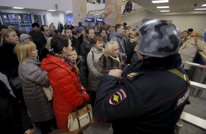 Khách hàng ngân hàng VTB24 ở Matxcơva bức xúc vì giá đồng rúp sụt giảm khiến khoản tiền họ phải trả khi vay mua nhà bằng ngoại tệ tăng vọt - Ảnh: Reuters