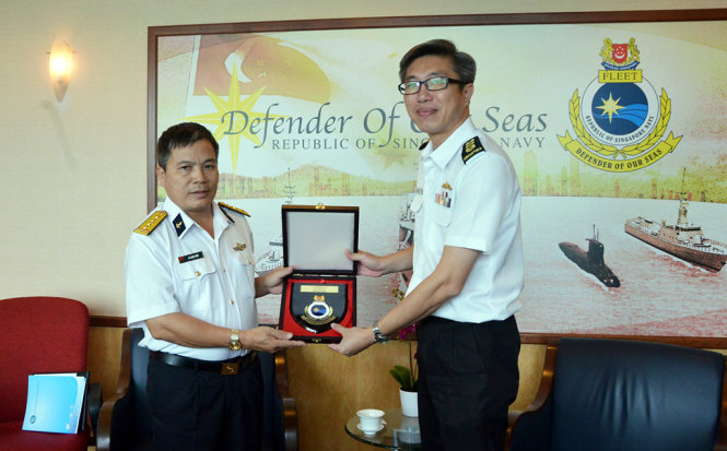 Phó Tư lệnh Hạm đội Hải quân Singapore tặng biểu trưng Hải quân Singapore cho Phó Tham mưu trưởng Hải quân Việt Nam, ảnh Trọng Thiết