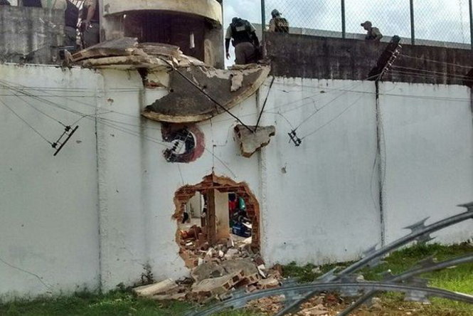 Hình ảnh cho thấy bức tường nhà giam bị thủng một lỗ lớn sau vụ nổ - Ảnh: Twitter/AFP