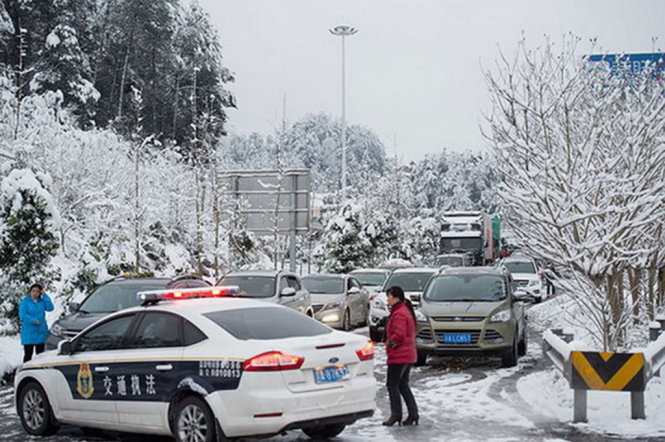 Tuyết gây cản trở giao thông ở Trùng Khánh, Trung Quốc - Ảnh: AsiaOne