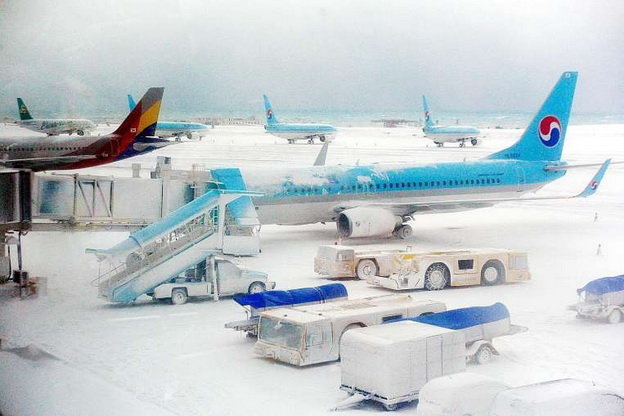 Máy bay không thể cất cánh tại sân bay đảo Jeju, Hàn Quốc - Ảnh: Reuters