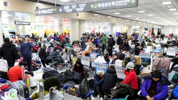 Hành khách bị mắc kẹt tại sân bay đảo Jeju, Hàn Quốc - Ảnh: Reuters