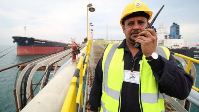 Một kỹ sư dầu khí trong khối OPEC đang làm nhiệm vụ - Ảnh:Getty Images