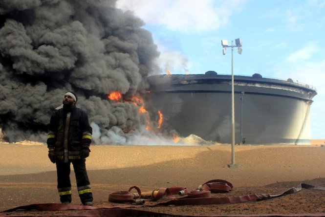 Một kho dầu ở Libya bốc cháy sau vụ tấn công của IS hôm 23-1. Ảnh: AFP