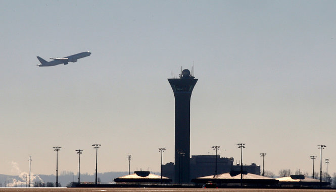 Máy bay cất canh ngang đài kiểm soát không lưu tại sân bay Charles de Gaulle, Paris, Pháp - Ảnh: Reuters