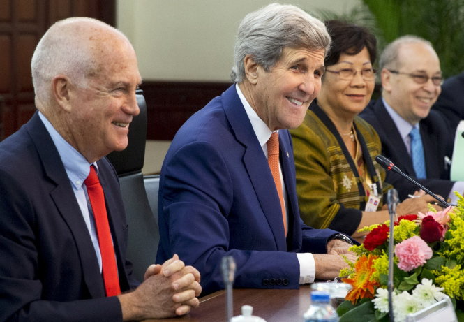 Ngoại trưởng Mỹ (thứ hai từ trái sang) cùng đại sứ Mỹ tại Lào Daniel Clune (trái) trong buổi hội đàm với ngoại trưởng Lào ở Vientiane ngày 25-1 - Ảnh: Reuters