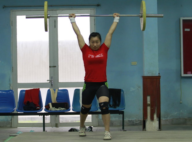 Lê Thị Thắm tập luyện ở đội tuyển cử tạ quốc gia - Ảnh: Nam Trần