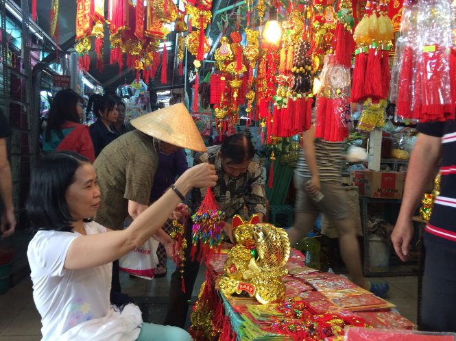 Hàng trang trí rực rỡ hút khách (ảnh chụp tại chợ Nguyễn Tri Phương, Q.10) - Ảnh: D.Tuấn