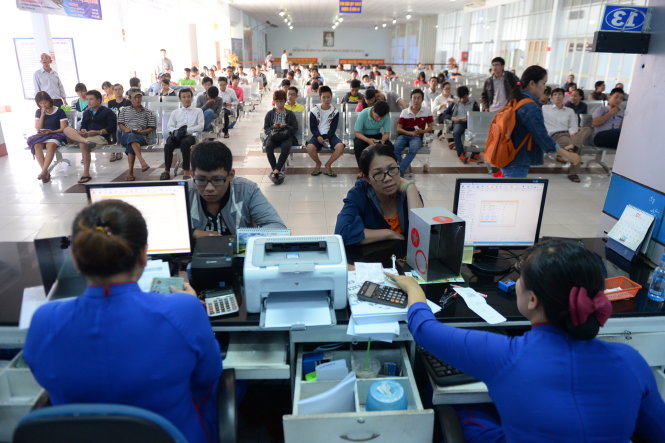 Người dân mua vé tàu tết tại ga Sài Gòn - Ảnh: Hữu Khoa