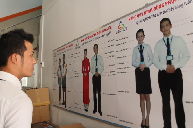 Bảng quy định về trang phục đặt tại Trường cao đẳng Nghề du lịch Sài Gòn - Ảnh: KHOA NGUYỄN