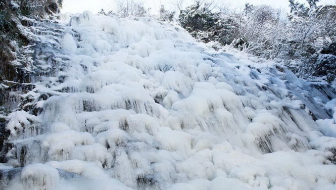 Thác nước đóng băng ở huyện Xiuning, thành phố Hoàng Sơn, tỉnh An Huy, miền đông Trung Quốc ngày 26-1 - Ảnh: Tân Hoa xã