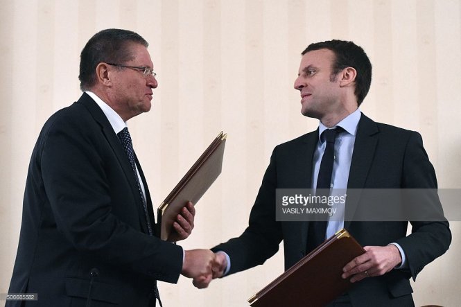 Bộ trưởng kinh tế Pháp Emmanuel Macron (phải) và người đồng cấp Nga Alexei Ulyukayev trong cuộc gặp tại Matxcơva - Ảnh: Getty Images
