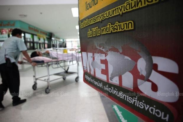Một y tá đang đẩy giường bệnh tại Viện các bệnh truyền nhiễm Bamrasnaradura tại tỉnh Nonthaburi, Thái Lan - Ảnh: Bangkok Post