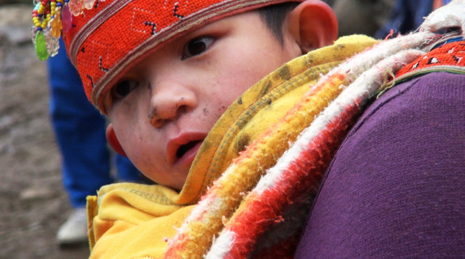 Em bé người Dao tại xóm Phja Đén, huyện Nguyên Bình, tỉnh Cao Bằng tê tái sau lưng mẹ trong cái lạnh -80C Ảnh: Đan Chi