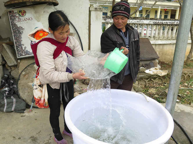 Thời tiết lạnh khiến những thùng đựng nước sinh hoạt của một gia đình ở Phố Bảng, Đồng Văn, Hà Giang bị đóng băng - Ảnh: Quang Thế