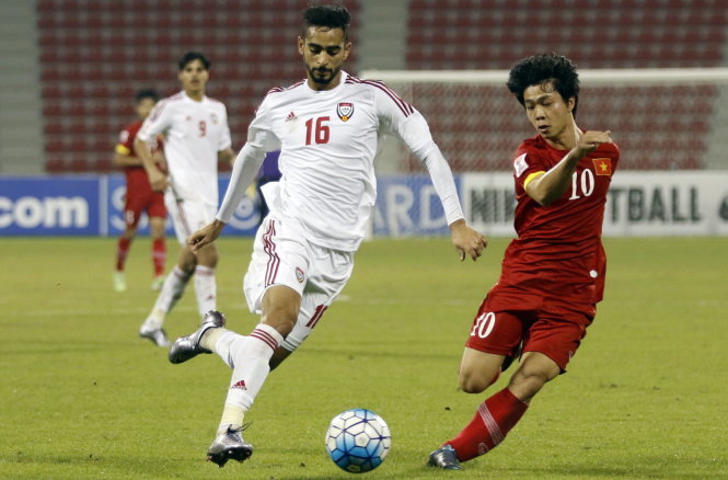 Công Phượng (phải) trong trận U-23 VN thua U-23 UAE 2-3 ở trận cuối vòng bảng VCK U-23 châu Á 2016 tại Qatar. Ảnh: Anh Khoa.