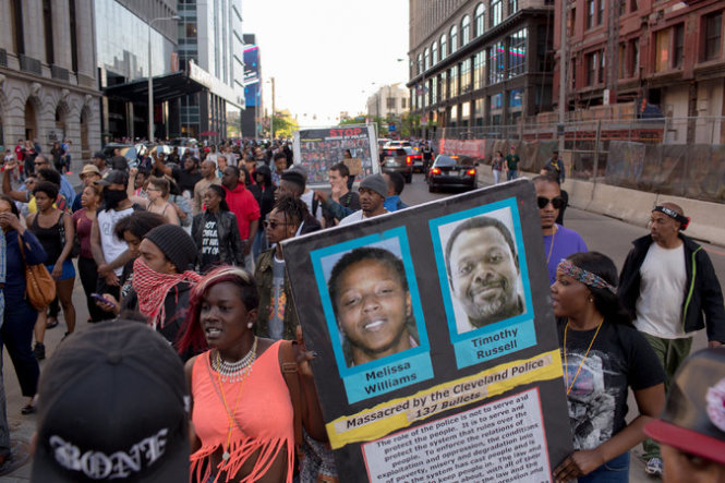 Người dân thành phố Cleveland biểu tình phản đối vụ cảnh sát bắn chết hai người da đen trên xe ô tô - Ảnh: Getty Images