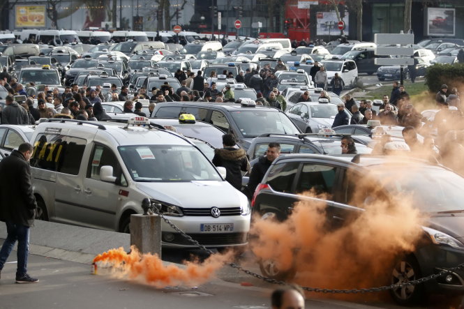 Tài xế taxi Pháp chặn dòng giao thông ở Paris - Ảnh: Reuters