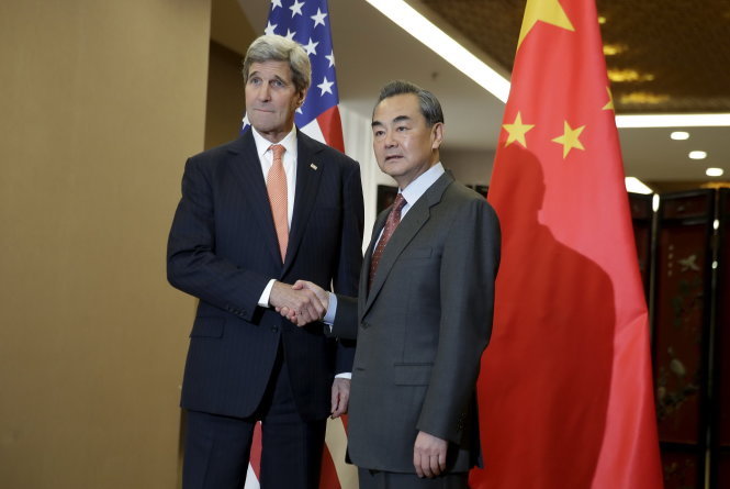 Ngoại trưởng Mỹ John Kerry gặp người đồng cấp Trung Quốc Vương Nghị ở Bắc Kinh - Ảnh: Reuters