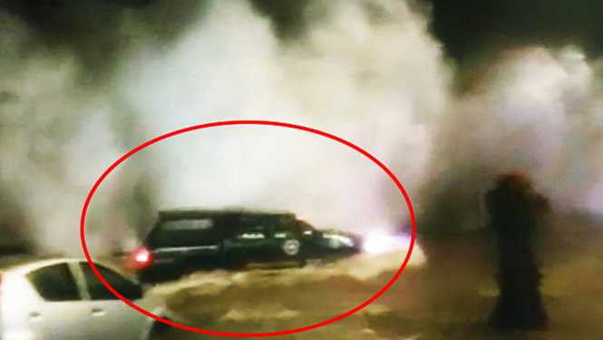 Chiếc xe bị sóng đánh lật - Ảnh chụp từ clip