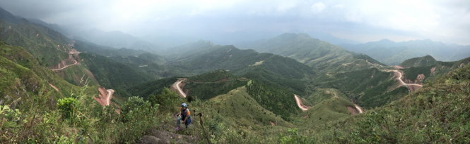 Đường tuần tra biên giới Bình Liêu (Hoành Mô, Quảng Ninh) nhìn từ đường lên mốc giới 1305