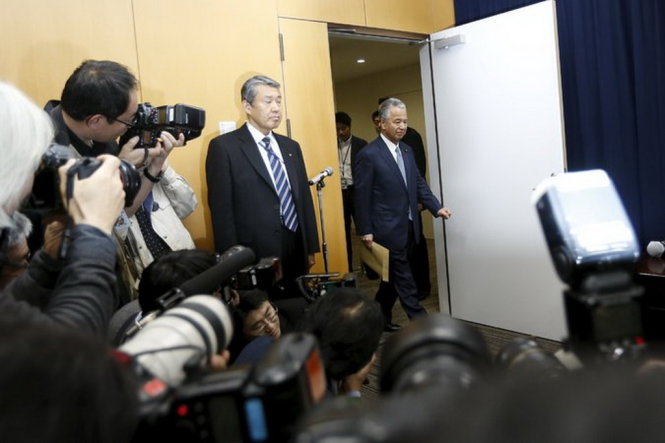 Ông Akira Amari (phải) tại cuộc họp báo ngày 28-1 - Ảnh: Reuters