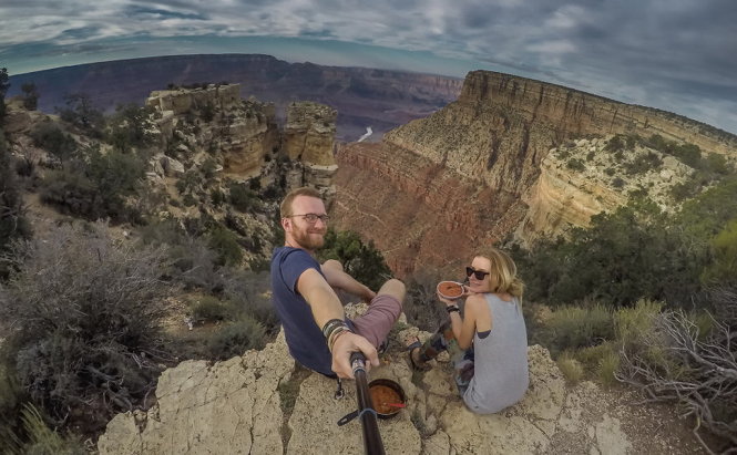 Cặp đôi dùng bữa ở Grand Canyon