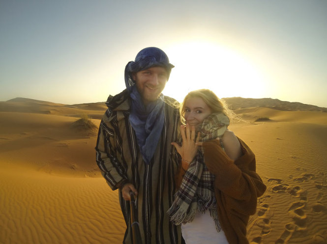 Cặp đôi quyết định đính hôn ở Sahara