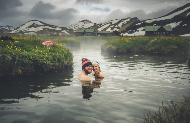 Tắm nước nóng ở Iceland…