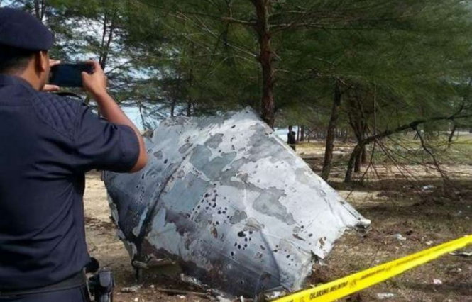 Mảnh vỡ được tìm thấy ở bờ biển đông bắc Malaysia ngày 28-1 - Ảnh: The Star