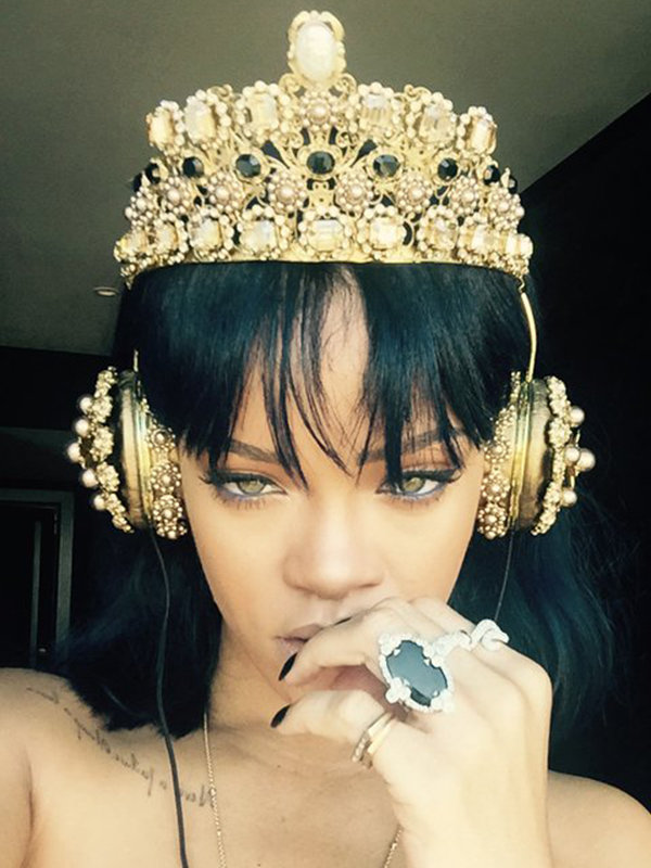 Rihanna mang chiec tai nghe bang vang cua Dolce & Gabbana tri gia 9000 USD, cung loi tiet lo tren Twitter rang co da thuc hien xong album Anti