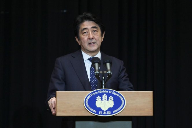 Thủ tướng Nhật Bản Shinzo Abe phát biểu trong cuộc họp báo tại Kuala Lumpur, Malaysia ngày 22-11-2015 - Ảnh: Getty Images