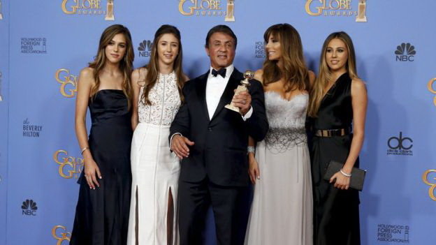 Stallone cùng vợ và ba con gái nhận giải Quả cầu vàng cho phim Creed hồi đầu tháng