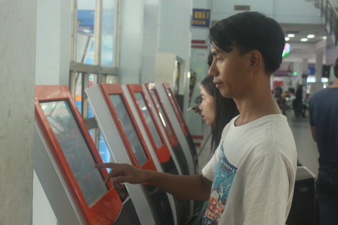 Người dân kiểm tra và in vé tàu ở các kiốt tại ga Sài Gòn - Ảnh: Đức Phú