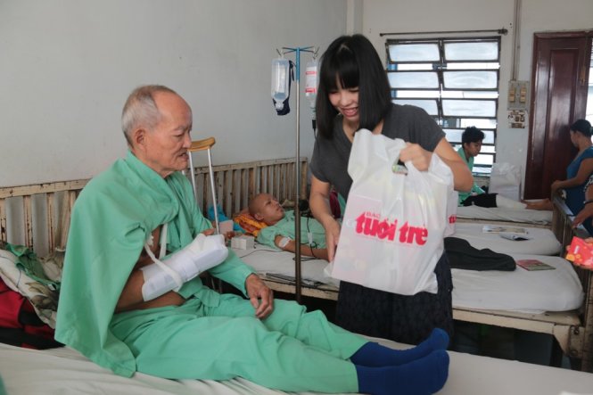Cô Kimoto - giáo viên tiếng Nhật tại Trung tâm ngôn ngữ Sài Gòn tặng quà cho bệnh nhân - Ảnh: Tiến Long