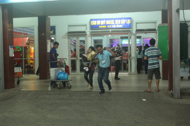Nhân viên đường sắt vác hành lý cho hành khách kịp giờ tàu chạy - Ảnh Đức Phú.