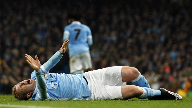 De Bruyne đau đớn nằm trên sân trong trận đấu với Everton. Ảnh: Reuters