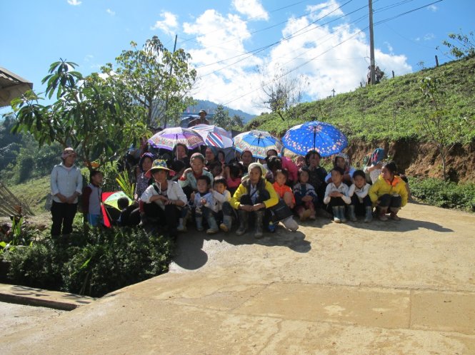 Dù chương trình trao quà diển ra lúc 11 giờ nhưng sáng sớm phụ huynh đã đưa con em tới trường đợi quà xuân